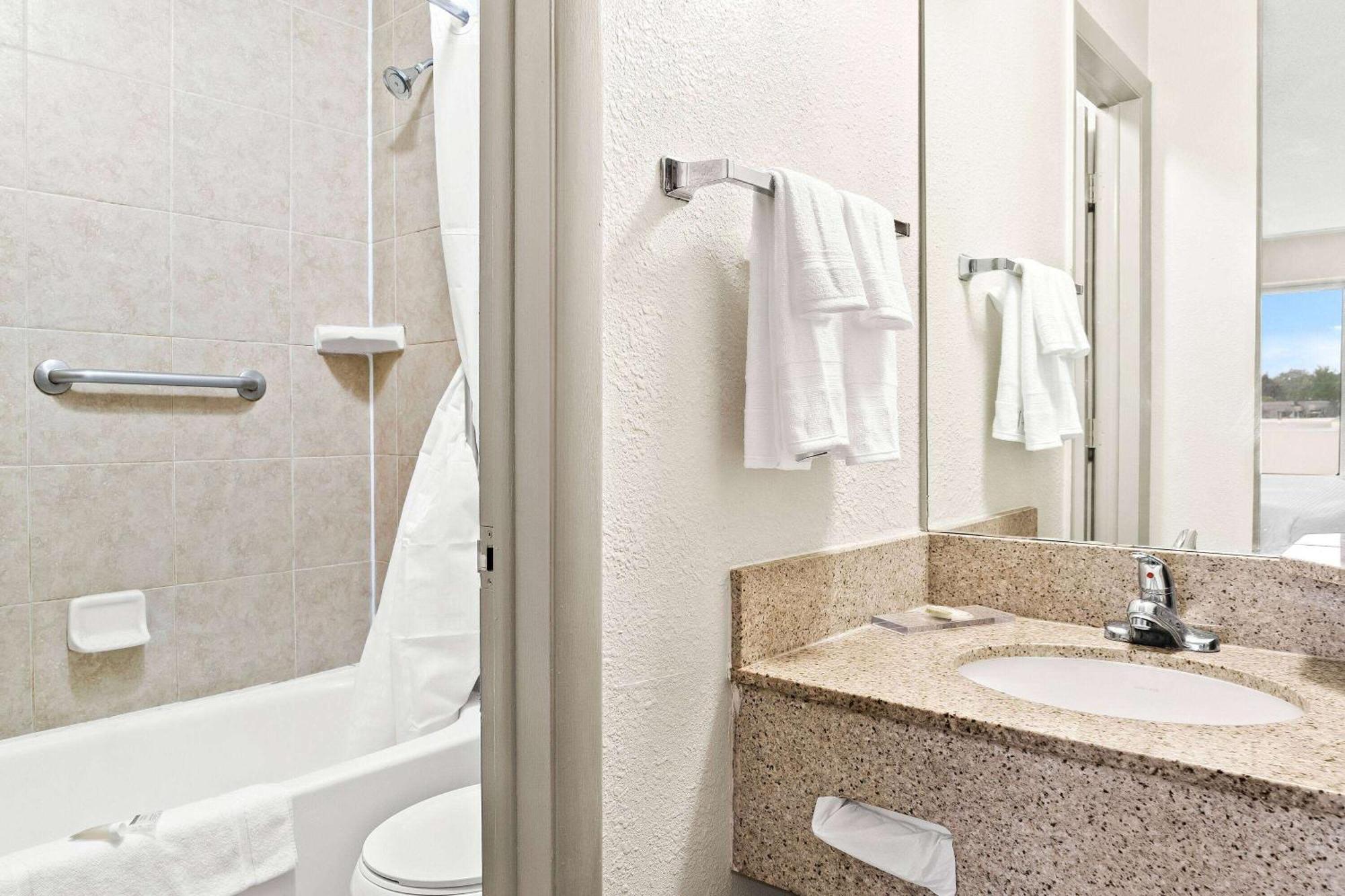 Days Inn & Suites By Wyndham Уоррен Экстерьер фото